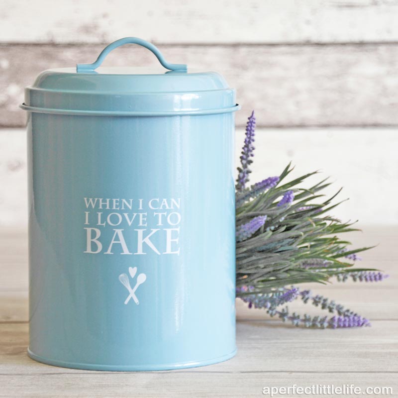 bote-de-metal-azul-con-tapa-i-love-to-bake-00-a-perfect-little-life