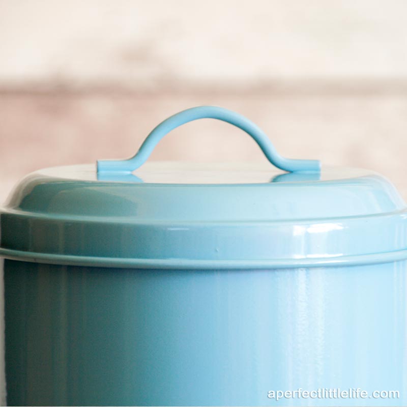 bote-de-metal-azul-con-tapa-i-love-to-bake-01-a-perfect-little-life