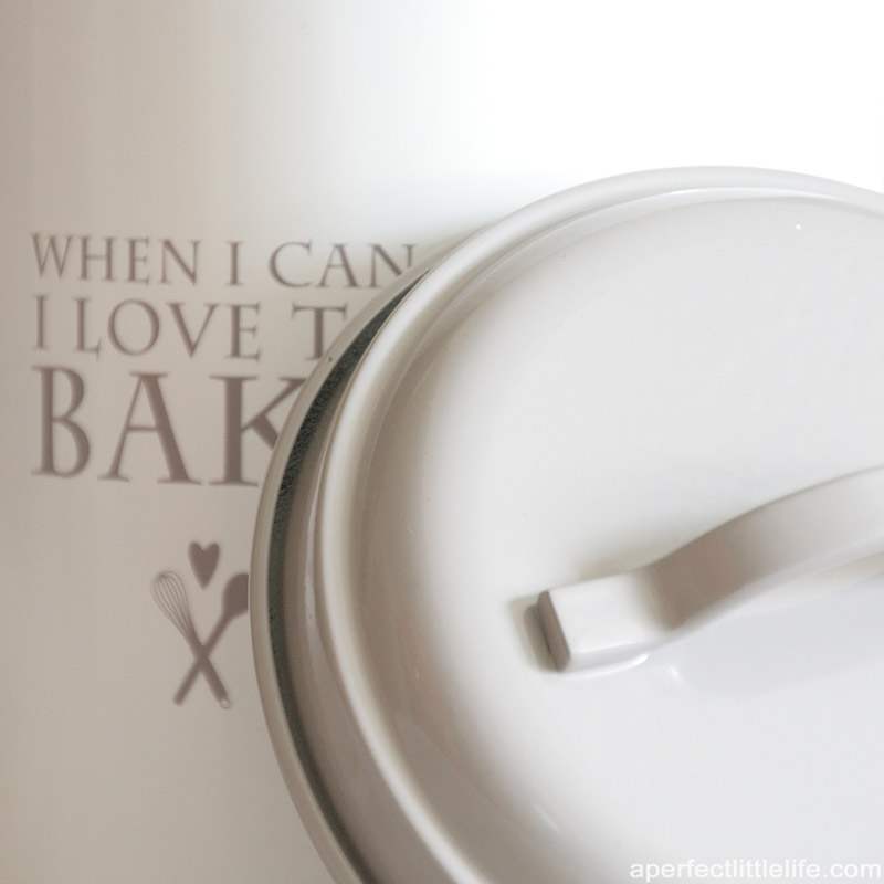 bote-de-metal-blanco-y-gris-03-a-perfect-little-life