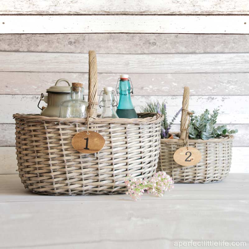 cestas-de-mimbre-con-asa-y-etiqueta-00-a-perfect-little-life